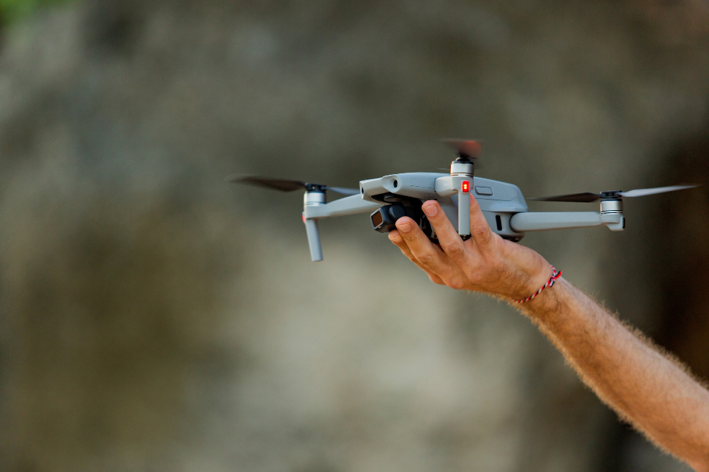 Geriausi biudžetiniai dronai 2025: nuotraukos, technologijos ir baterijos