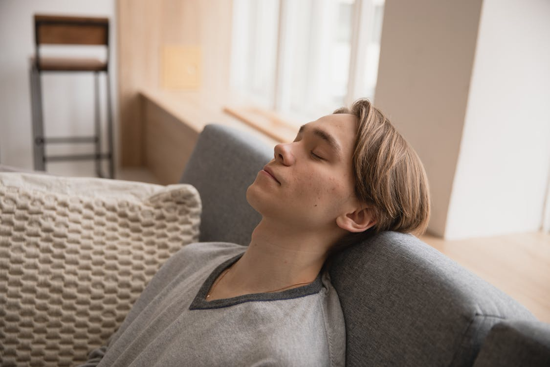Sofa-lova paaugliui – patogumas ir stilius viename