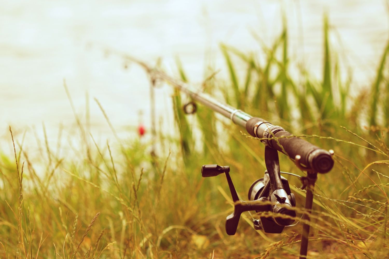 Žvejyba kelionėse: kaip kompaktiškai susipakuoti įrangą ir paįvairinti atostogas?